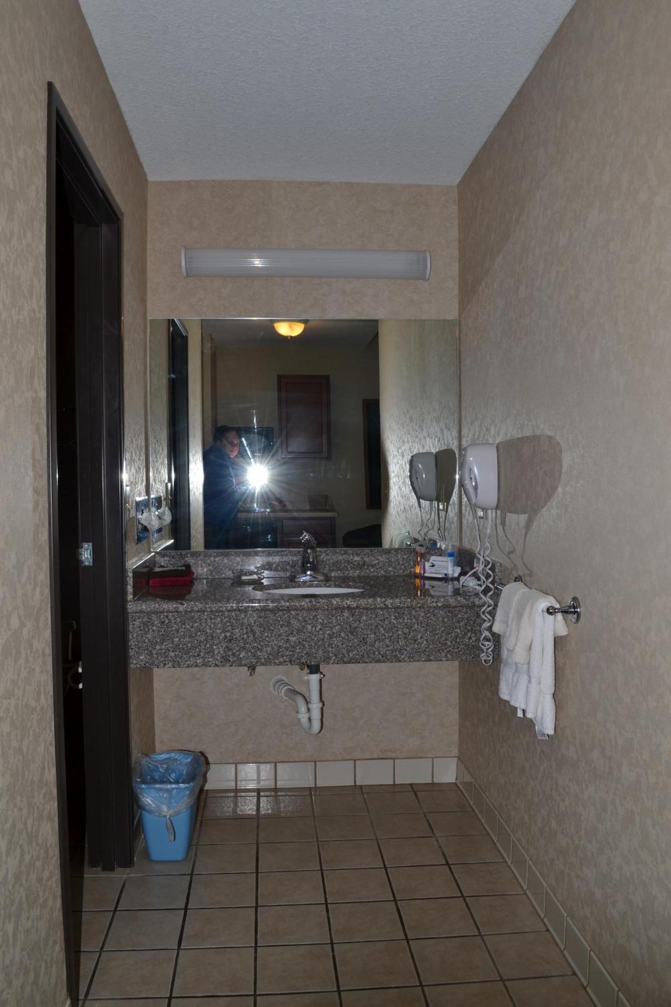 Paola Inn&Suites Bagian luar foto