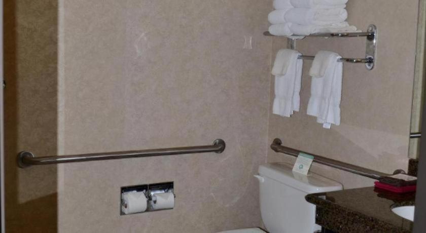 Paola Inn&Suites Bagian luar foto