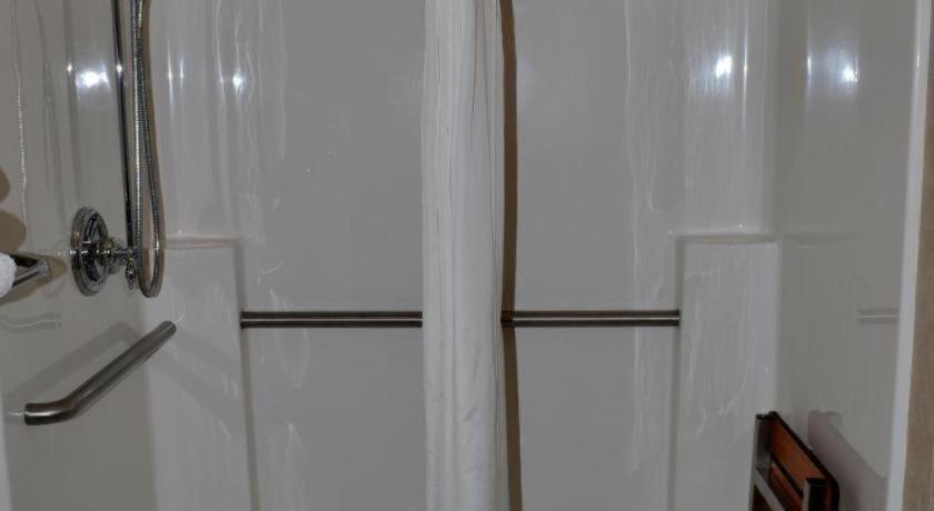 Paola Inn&Suites Bagian luar foto
