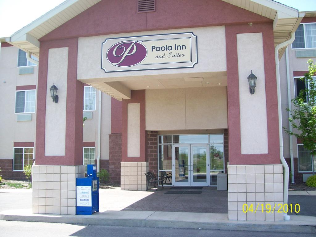 Paola Inn&Suites Bagian luar foto