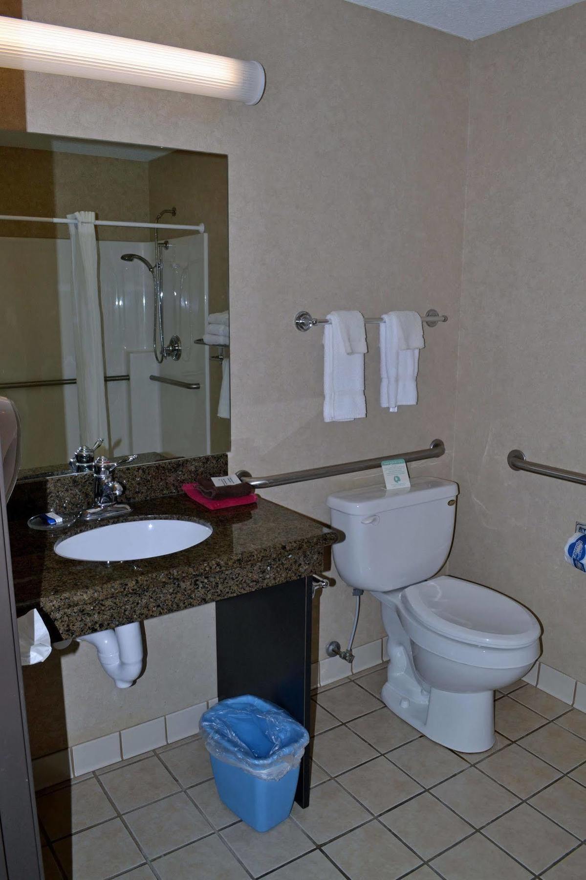 Paola Inn&Suites Bagian luar foto