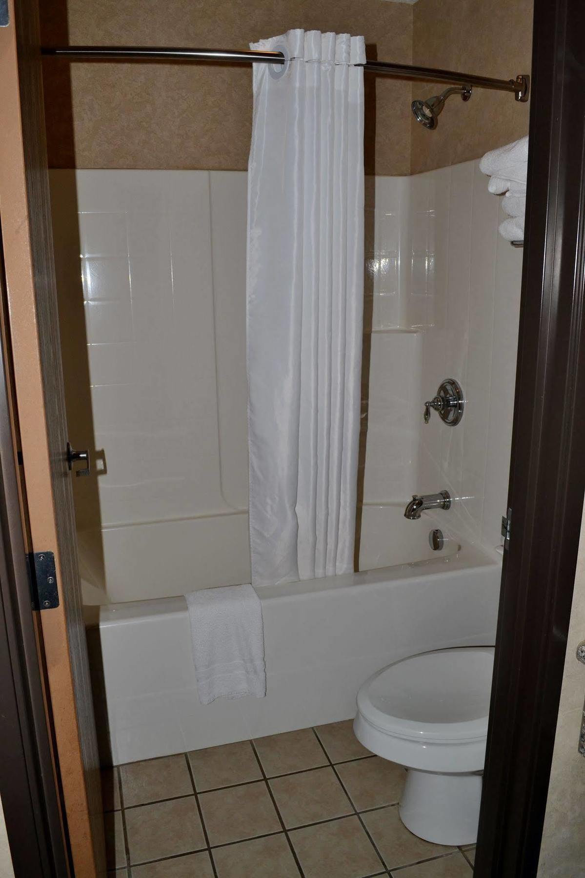 Paola Inn&Suites Bagian luar foto