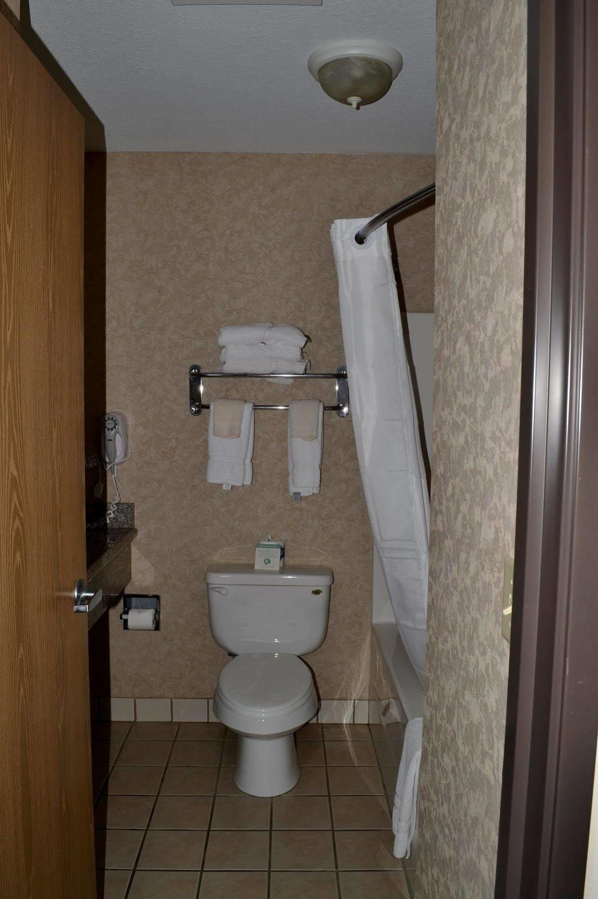 Paola Inn&Suites Bagian luar foto