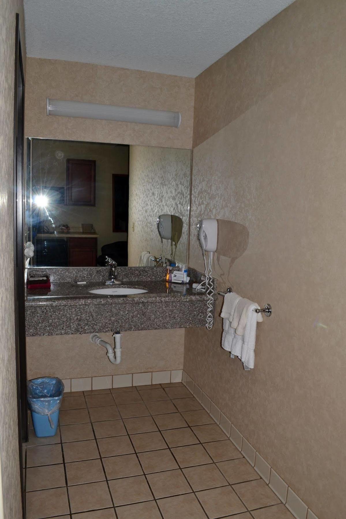 Paola Inn&Suites Bagian luar foto