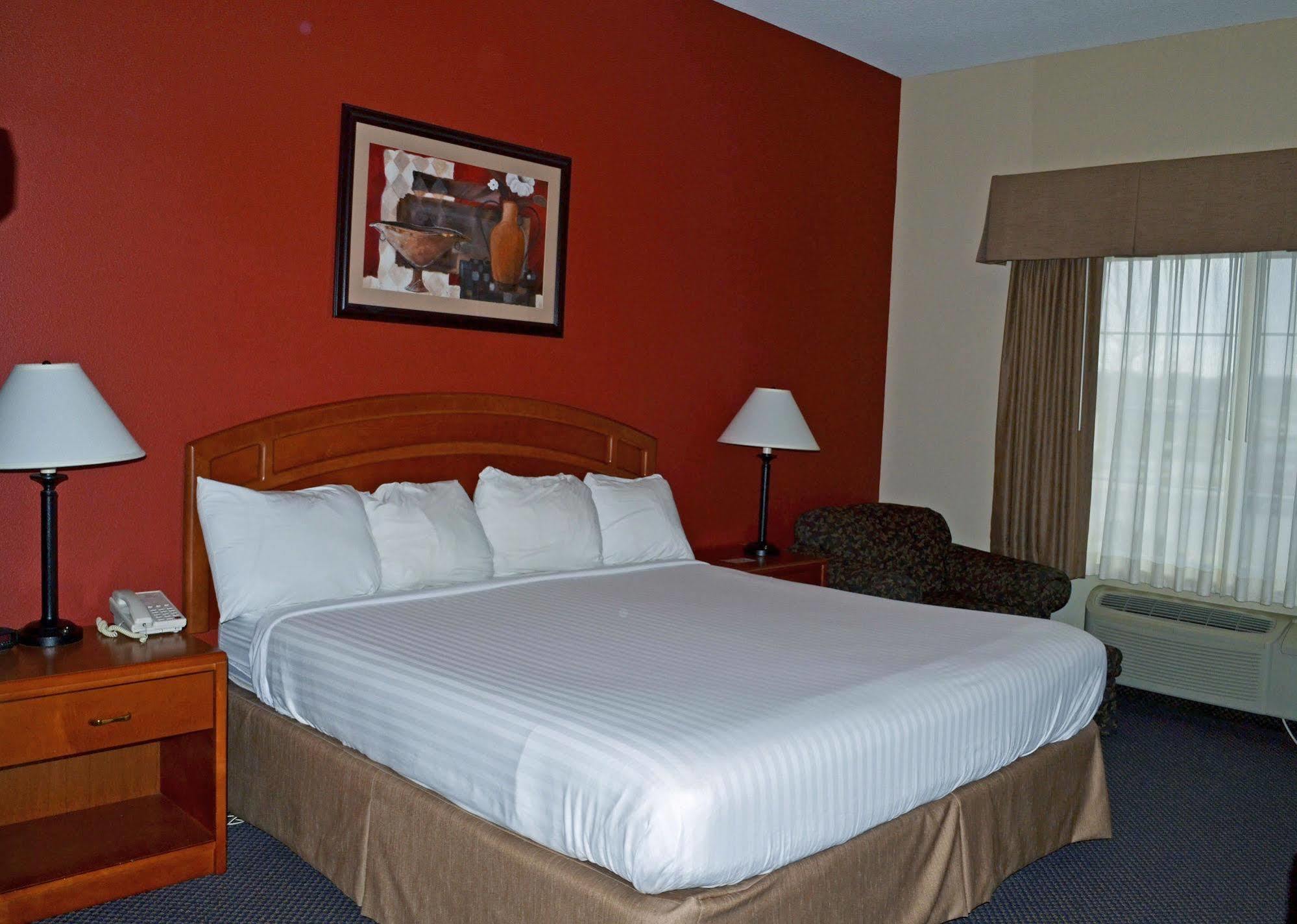 Paola Inn&Suites Bagian luar foto