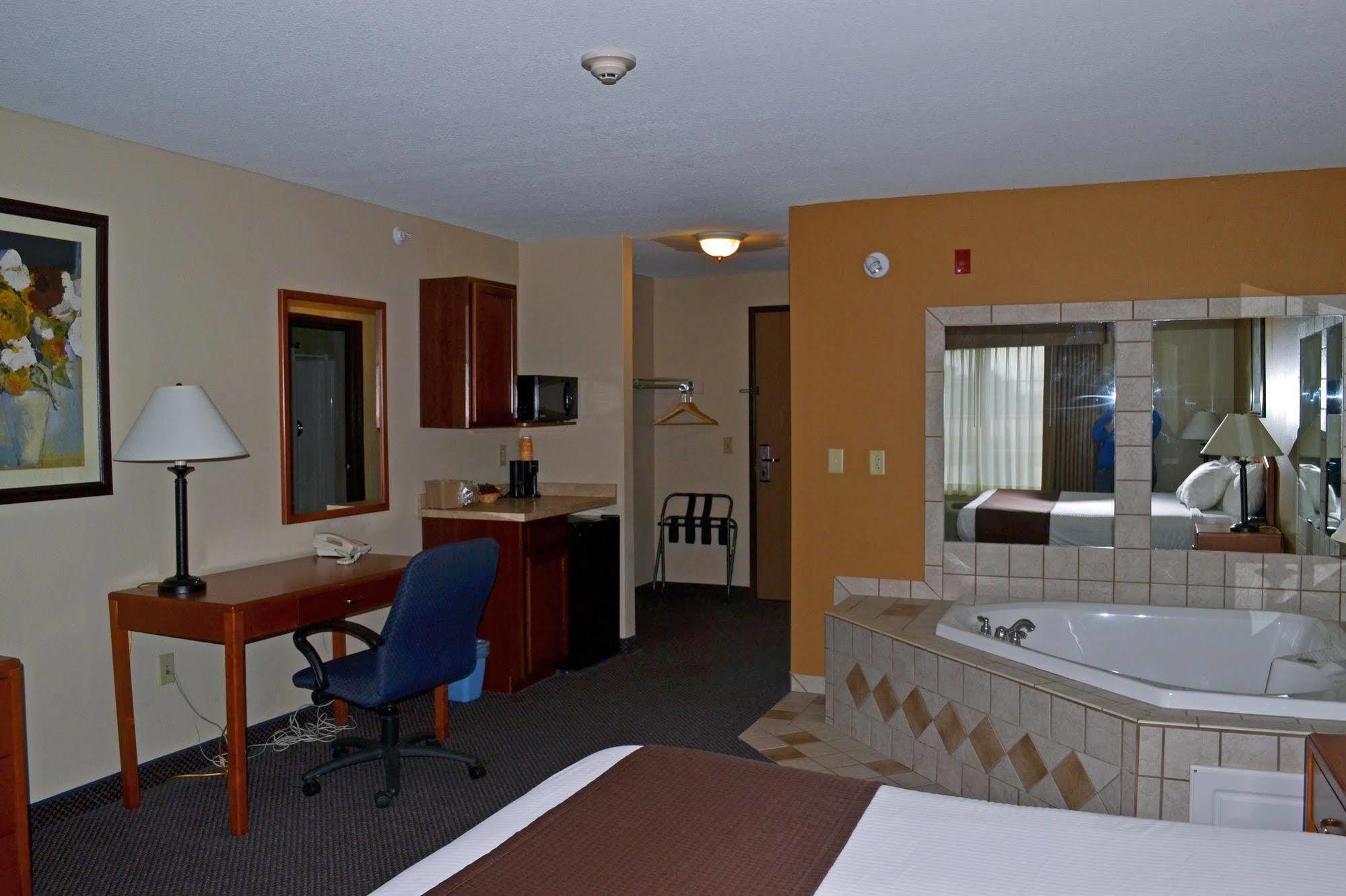 Paola Inn&Suites Bagian luar foto
