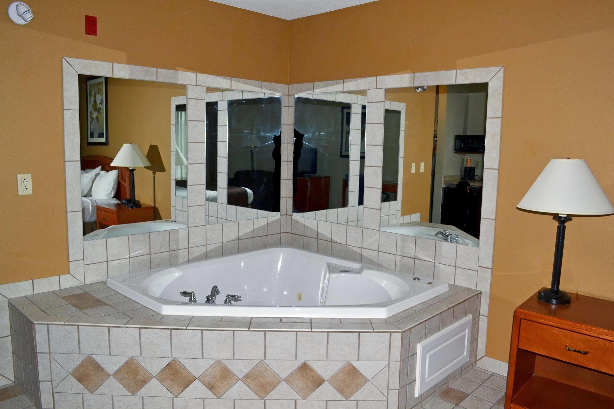 Paola Inn&Suites Bagian luar foto